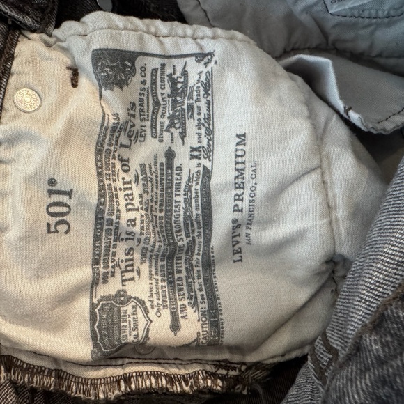 Levi's 501 Crop Stretch Denim - Washed Black - Picture 4 of 7